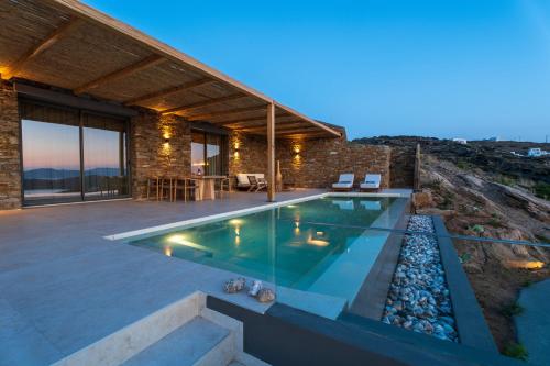 una casa en una colina con piscina en Villa Mirabilis, en Ios Chora