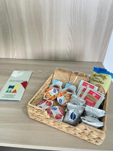 um cesto de comida e pão sobre uma mesa em BeB Homa em Nápoles