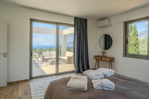 - une chambre avec un lit et 2 oreillers dans l'établissement Villa Sadova Private pool Panoramic view, à Kalamata