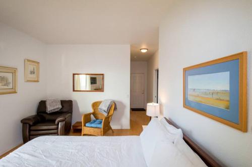 1 dormitorio con 1 cama, 1 sofá y 1 silla en Cozy Oceanview! Hot Tub! Oceanfront! Shelter Cove, CA Tesla EV station, en Shelter Cove