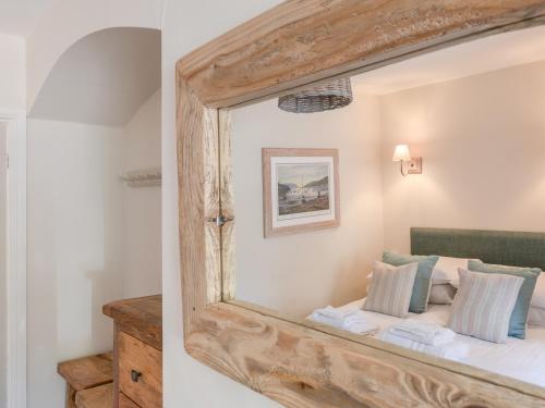 een spiegel in een slaapkamer met een bed erin bij Seascape in Salcombe