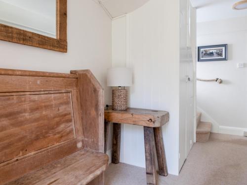 een kamer met een houten tafel en een lamp bij Seascape in Salcombe