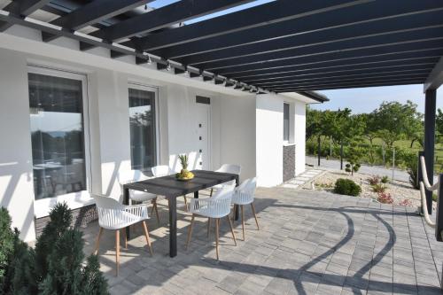 Gallery image of Silver Home Apartman "A" in Balatonalmádi