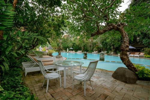 Bazén v ubytování Hotel Kumala Pantai nebo v jeho okolí