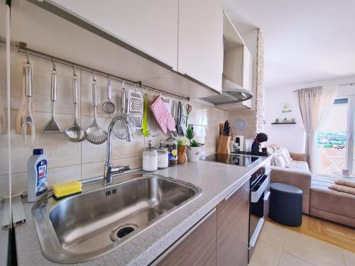 Kuchnia wyposażona jest w zlew i przybory kuchenne ze stali nierdzewnej. w obiekcie Luxury apartment Salona w mieście Solin