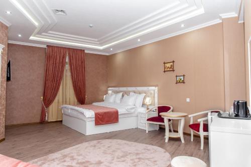 Ένα ή περισσότερα κρεβάτια σε δωμάτιο στο The Royal Hotel