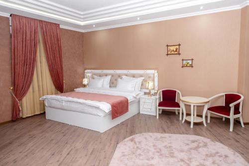 Ένα ή περισσότερα κρεβάτια σε δωμάτιο στο The Royal Hotel