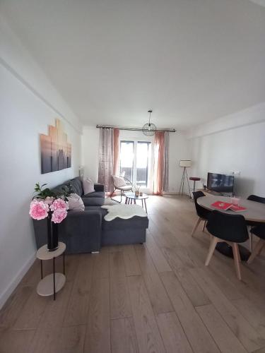 un salon avec un canapé et une table dans l'établissement Cozy Home Center of Antibes, à Antibes