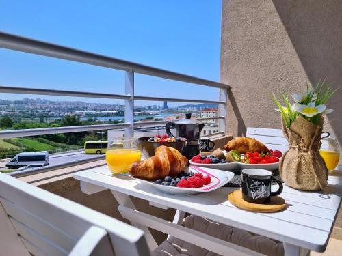 un tavolo con prodotti per la colazione e bevande su un balcone di Luxury apartment Salona a Solin (Salona)