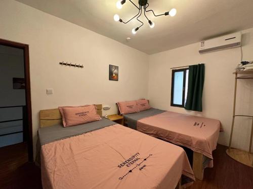 Postel nebo postele na pokoji v ubytování Lin Jiang Apartment