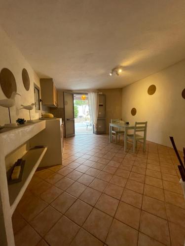 uma cozinha com uma mesa e piso em azulejo em B H Lampedusa em Lampedusa