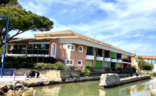 a building next to a body of water at Le pothuau studio 2 pièces proche plage vue mer in Hyères