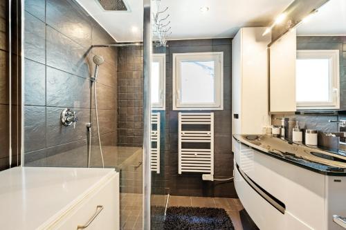 y baño con ducha y lavamanos. en Apartamento Welcs EMP 074 en el Puerto, en Empuriabrava