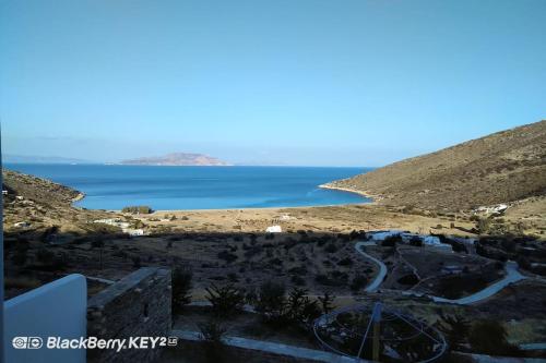 a view of the ocean from the top of a hill at Cyclades, villa surplombant la mer in Ios Chora