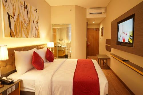 Postel nebo postele na pokoji v ubytování Ramada by Wyndham Yogyakarta