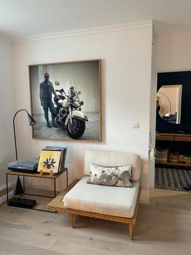 - un salon avec un canapé et une photo de moto dans l'établissement Propriété IØ8 - Oléron, à Saint-Pierre-dʼOléron