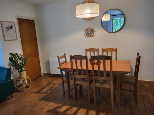 stół jadalny z krzesłami i lustrem w obiekcie Maison verdure & calme w mieście Castries