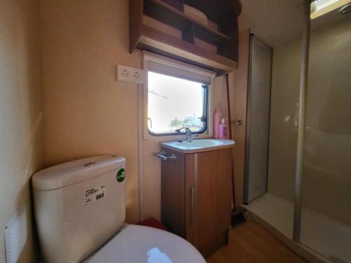 a small bathroom with a toilet and a sink at Camping Albox in Albox