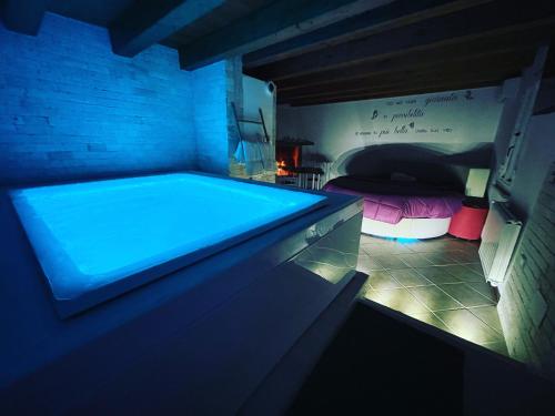um quarto com uma banheira com uma cama ao fundo em CALIDARIUM em Brindisi