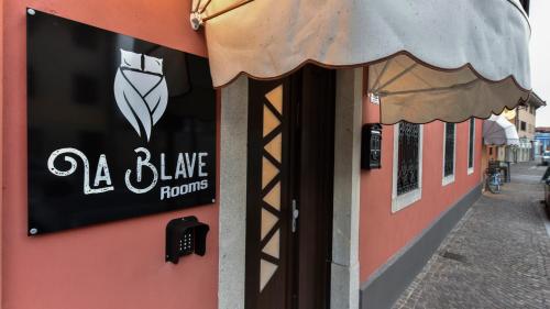 a building with a sign for a dance studio at La Blave Rooms in Mortegliano