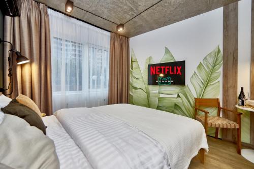 City Rooms Arcadia Self Check-In في أوديسا: غرفة في الفندق مع سرير وعلامة على الحائط