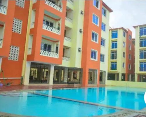 un gran edificio con una piscina frente a él en Lovely and spacious 3 bedroom apartment with swimming pool, en Mtwapa