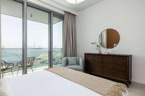 Postel nebo postele na pokoji v ubytování Apartment with Burj Khalifa and Water View in Creek Harbour