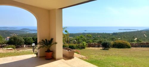 uma casa com vista para o oceano em A Casa di Viola o Villa Violetta em Marina di Portisco