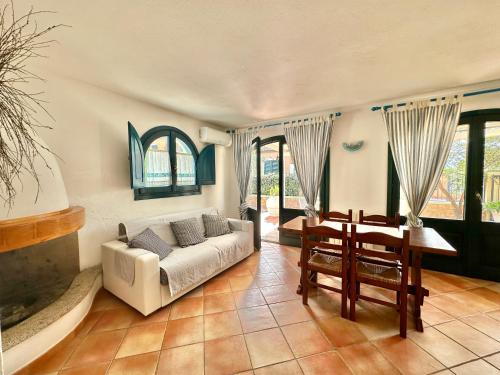 a living room with a couch and a table at Jennas-Libeccio Apartment in Àrbatax