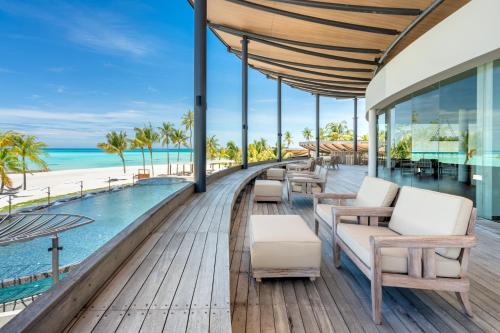 Bazén v ubytování Madifushi Private Island- Free return Seaplane Transfers for min 5 nights stay until 19th Dec nebo v jeho okolí