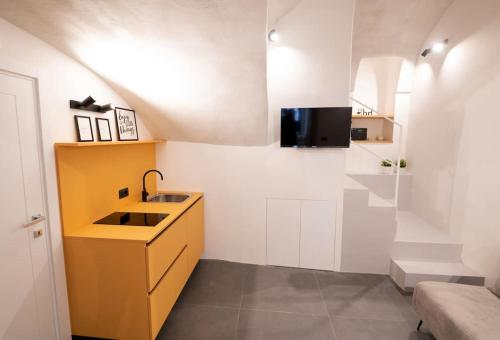 a small kitchen with a sink and a sink at Casa Mirelli By Dimorra in Naples