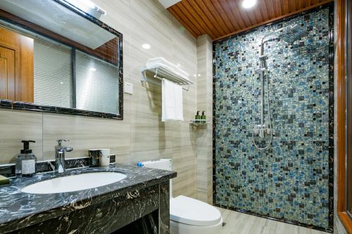 W łazience znajduje się umywalka i prysznic. w obiekcie Fanjian Inn-Xi'an Drum Tower & Muslim Cultural District w mieście Xi'an