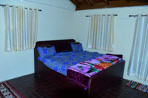 sypialnia z łóżkiem z fioletową kołdrą w obiekcie Welcome homestay w mieście Nainital