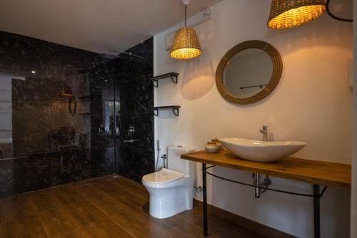 Un baño de Pont Bleu Suites Riverside & Pool