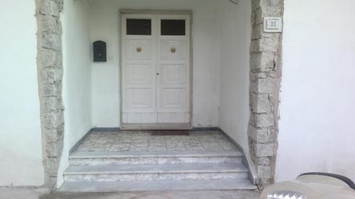 オルビアにあるbluの白いドアと階段のある廊下