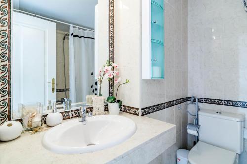 łazienka z umywalką, toaletą i lustrem w obiekcie SAA- Comfortable Apartment near Puerto Banus w Marbelli