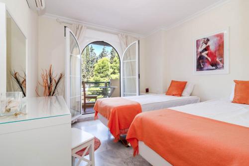 dwa łóżka w pokoju z oknem w obiekcie SAA- Comfortable Apartment near Puerto Banus w Marbelli