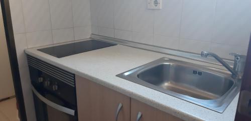 kuchnia ze zlewem i blatem w obiekcie Apartamento Gemelos XII 23 IF Benidorm w mieście Benidorm