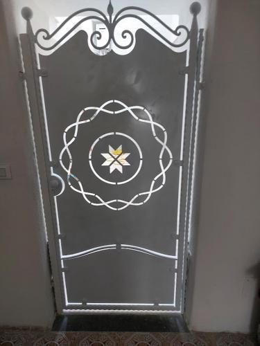 una puerta de metal con un diseño en una habitación en Piccolo Borgo, en Isquia