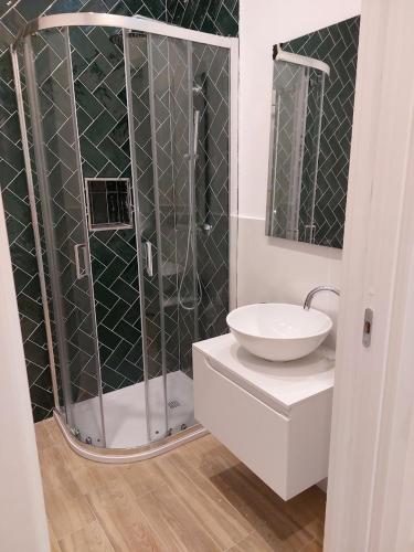 bagno con doccia, lavandino e servizi igienici di Piccolo Borgo a Ischia
