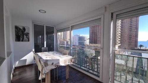balcón con mesa y vistas a la ciudad en Apartamento Edificio Ilice -5, en Benidorm