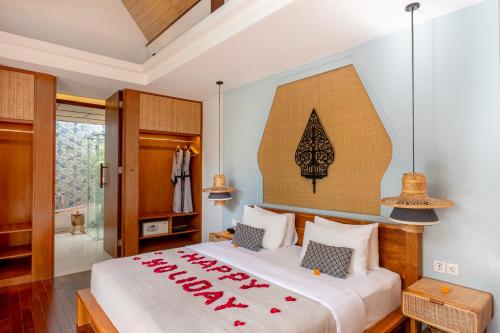 Ένα ή περισσότερα κρεβάτια σε δωμάτιο στο Sanora Villa Sanur by Ini Vie Hospitality