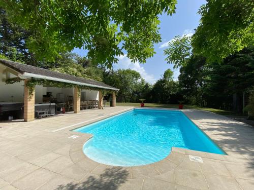 a swimming pool in the middle of a yard at Manoir et Appartements au Domaine de Bize Mirepoix in Mirepoix