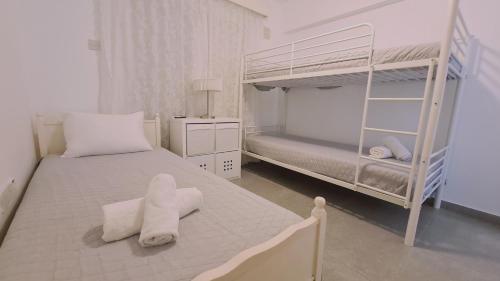 1 Schlafzimmer mit 2 Etagenbetten und Handtüchern auf dem Bett in der Unterkunft STAY Kapparis Symphony in Paralimni