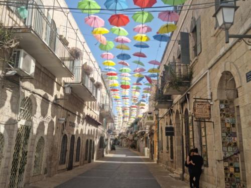 エルサレムにあるJaffa 17 - Yahav Suiteの通路に並ぶ傘
