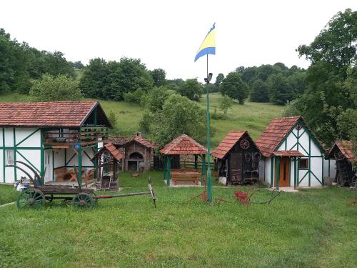 un groupe de petites maisons dans un champ dans l'établissement Kuća za odmor-Vikendica-, à Visoko