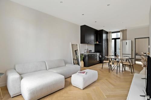 ein Wohnzimmer mit einem Sofa und einem Tisch in der Unterkunft Zuid's Charming Gem Apt in Antwerpen