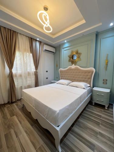 ein Schlafzimmer mit einem großen weißen Bett in einem Zimmer in der Unterkunft BS Lodging 15 - Next to Dream Beach in Hurghada