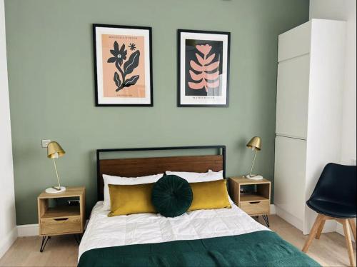 Tempat tidur dalam kamar di Gorgeous split level Belsize Park Apartment