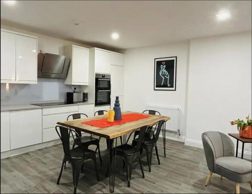 a kitchen and dining room with a table and chairs at Gorgeous split level Belsize Park Apartment in London